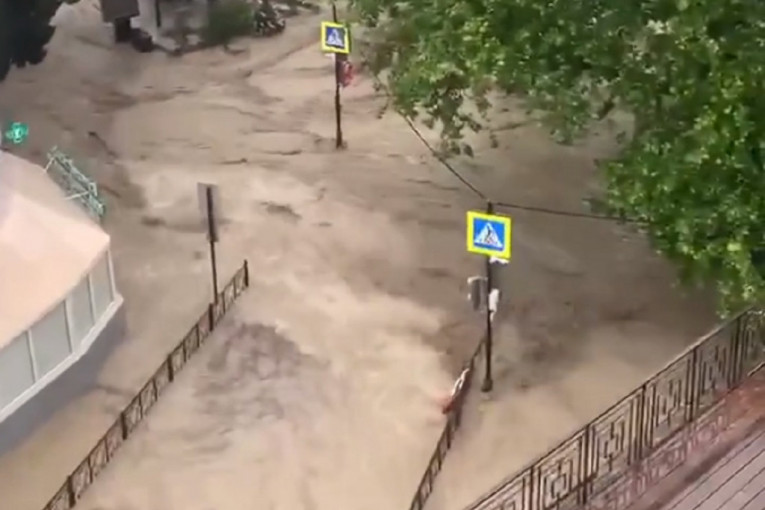 Nevreme na Krimu ne popušta, evakuisano 64 ljudi iz oblasti pogođenih poplavama