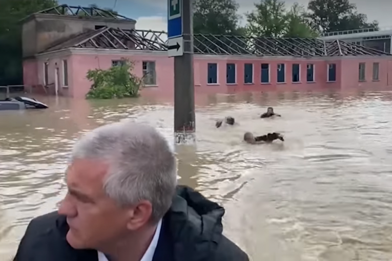 Poplave na Krimu: Premijer u čamcu, a ko pliva? (VIDEO)