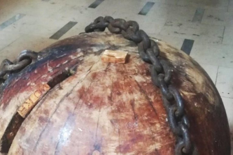 Pronađeno "Kladivo Kraljevića Marka": Skulpturu od 115 kg ukradenu iz Knez Mihailove pronašli kod Brankovog mosta