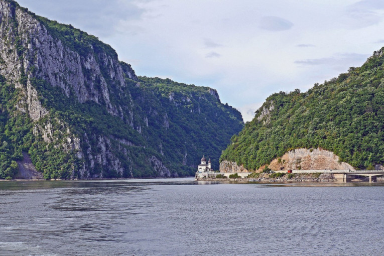 Uznemirujuć snimak: Gliserom prešao preko kajaka sa veslačima kod Tekije, decu vadili iz Dunava