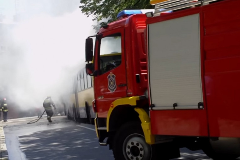 Zapalio se "Lastin" autobus: Iz vozila kulja crni dim
