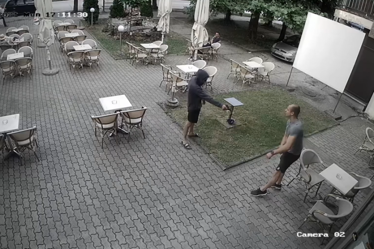 Uznemirujući snimak pucnjave u Čačku: Hladnokrvno prišao mladiću i izrešetao ga u bašti kafića