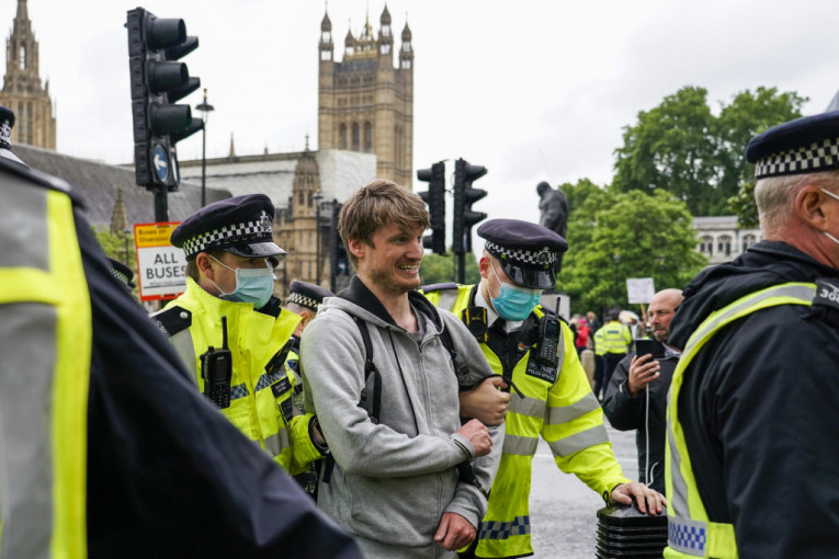 Sukobi u Londonu: Narod na ulicama izražava nezadovoljstvo, policija upotrebila pendreke