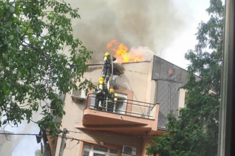 Komšije prve pritekle u pomoć: Gori zgrada na Lionu, vatrogasci sa krana gase vatru (VIDEO)