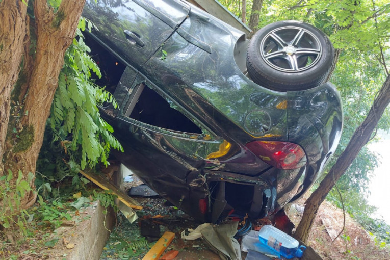 Drvo sprečilo tragediju: Vozač zaspao za volanom, pa sleteo sa puta u blizini jezera (FOTO)