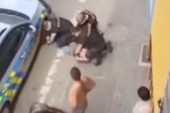 Češki slučaj Flojd? Policajac kolenom pritisnuo vrat čoveku, preminuo nakon toga (VIDEO)