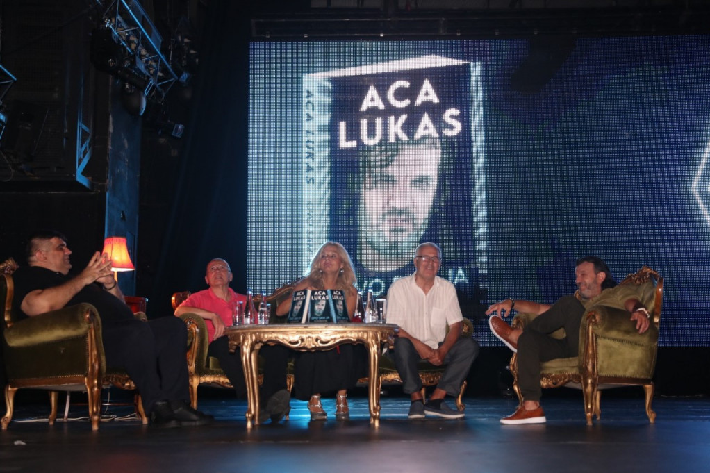 Mima Karadžić na Acinoj promociji: Nisam znao da će doći dan kada ću čitati Lukasa (VIDEO)