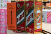 Sanduk najpoznatije kineske narodne rakije koja ne udara u glavu prodat za vrtoglavu sumu