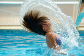 Voda puna hlora uništava kosu: Ovaj trik pomoći će vam da bezbedno zaronite u bazen