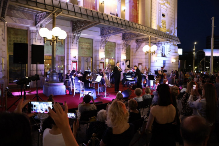 Ovacije za muzički spektakl na Trgu Republike: „San“ uz najlepše opere i balerine na balkonu