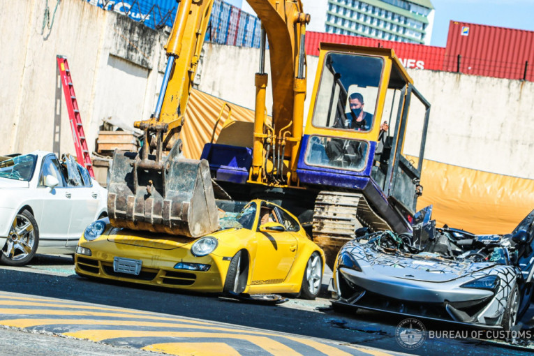 Ovo je bolno gledati: Na Filipinima bagerom uništili zaplenjene luksuzne automobile (VIDEO)