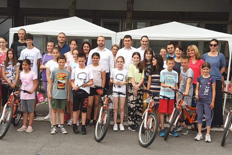 Briga o najmlađima: Podeljene bicikle najboljim osnovcima Rakovice