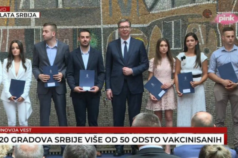 "Država veruje u mlade ljude": Vučić dodelio ugovore o zapošljavanju mladim diplomcima! (FOTO)