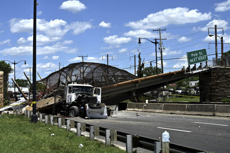 Srušio se most u Vašingtonu: Kamion ostao zarobljen ispod njega, šest osoba povređeno (VIDEO)