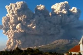 Razgoropadila se planeta: Tri vulkana na Aljasci proradila, jedan izbacuje lavu (VIDEO)