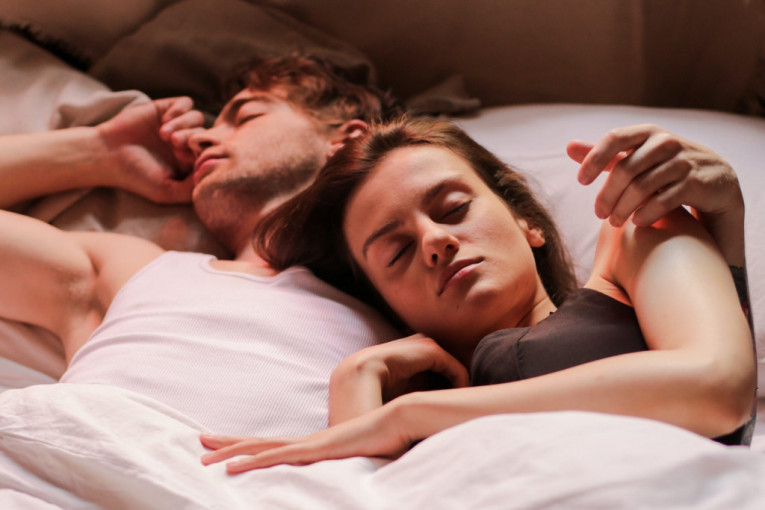 Na kojoj strani kreveta spava vaš partner? I šta znači ako je vaša leva strana?