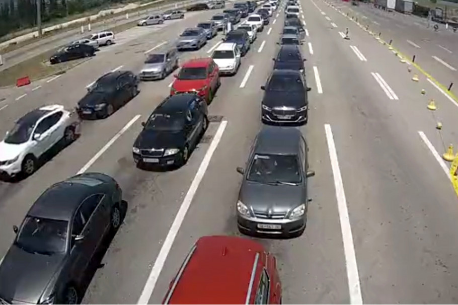 Praznicima je kraj! Danas se svi vraćaju kućama, biće krkljanac na putevima