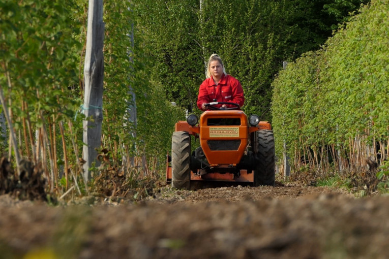 Tatina munja iz Prijepolja: Njoj "na crtu“ s traktorom ne mogu ni mnogi muškarci