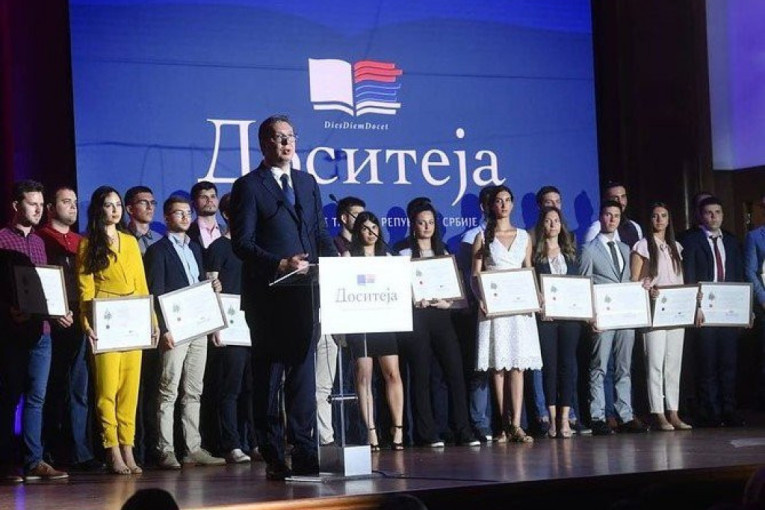 Predsednik uručio stipendije "Dositeja" najboljim studentima Beogradskog univerziteta