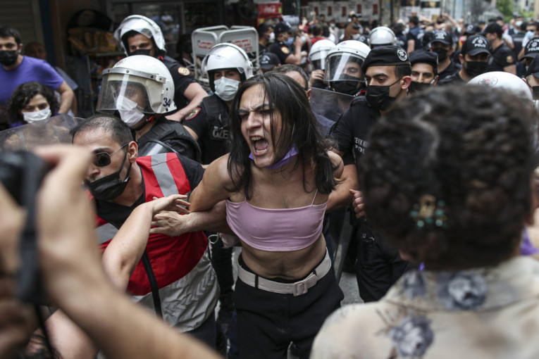 Neredi u Istanbulu: Policija suzavcem rasterala učesnike Parade ponosa