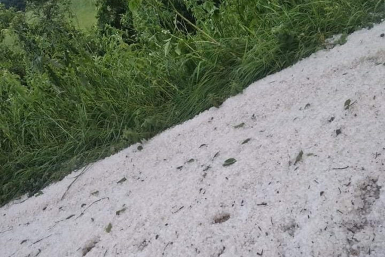 Jak gradonosni oblak nastao kod Ivanjice, pa protutnjao Srbijom: Nevreme pogodilo Kraljevo i Blace (FOTO)