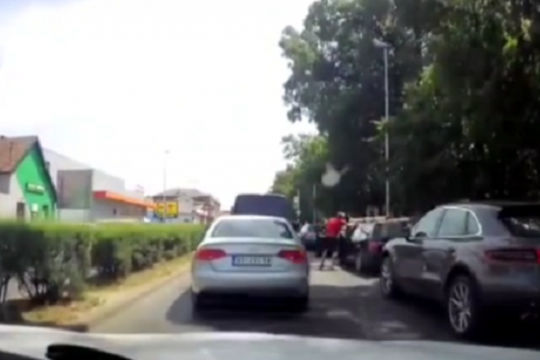 Nemila scena sa novosadskih ulica: Izašao iz poršea pa krenuo da šutira čoveka u karavanu (VIDEO)