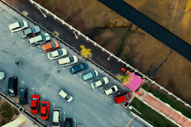 Muškarac otkrio: Sve vreme se pogrešno parkiramo, ovo je ispravan način (VIDEO)