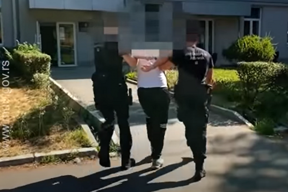 "Pao" mladić za kojim je raspisana potraga u Somboru: Bežali od policije i jurili kroz crvena svetla, pa jedan nasrnuo na policajca!