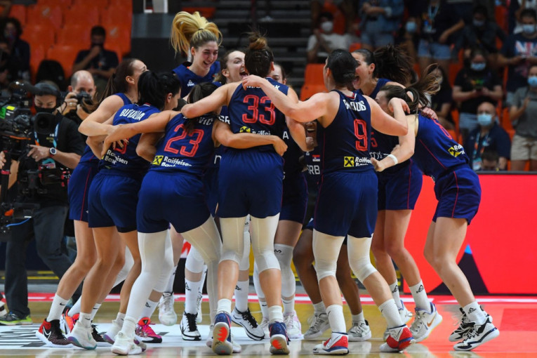 I sve što radimo, mi radimo iz ljubavi: Pobednički ples srpskih košarkašica i Marina na rukama (VIDEO)