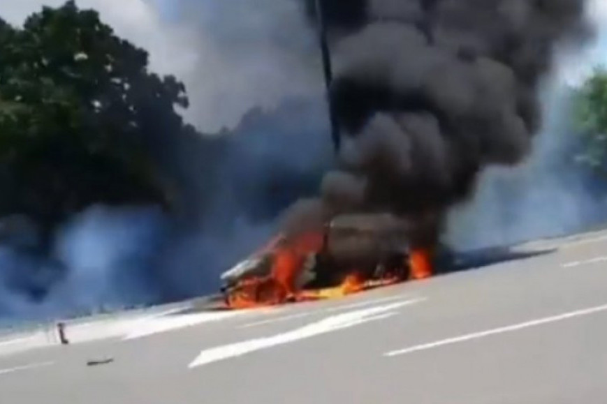 Vatra na auto-putu Miloš Veliki uplašila prolaznike: Zapalio se automobil kod naplatne rampe Obrenovac