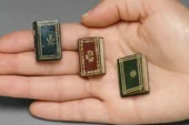 Jedini na svetu! Muzej minijaturnih knjiga: Tri najmanje se čitaju samo pomoću mikroskopa