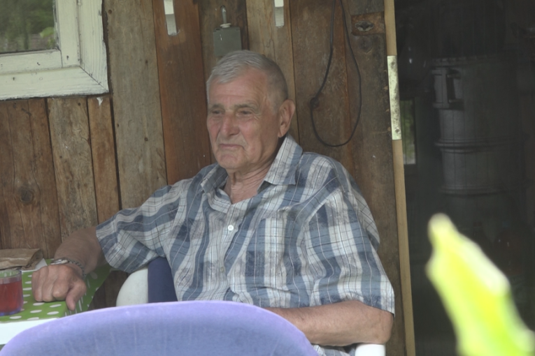 Neobična navika mu produžila život: Neko cigaretu, neko bombonu, a Kemal već 50 godina iz usta ne vadi košticu šljive