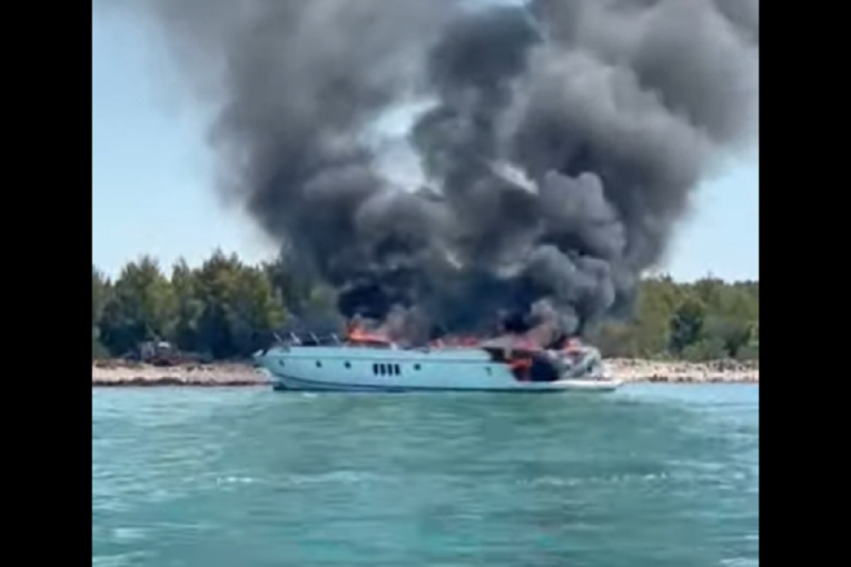Gori jahta u Biogradu na Moru: Posada skočila u more da bi se spasla od pobesnele vatre (FOTO+VIDEO)