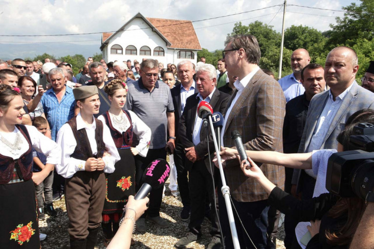 Vučić obišao novoizgrađenu crkvu Svetog Save u Deževi: "Hvala meštanima što ostaju i opstaju ovde" (FOTO+VIDEO)