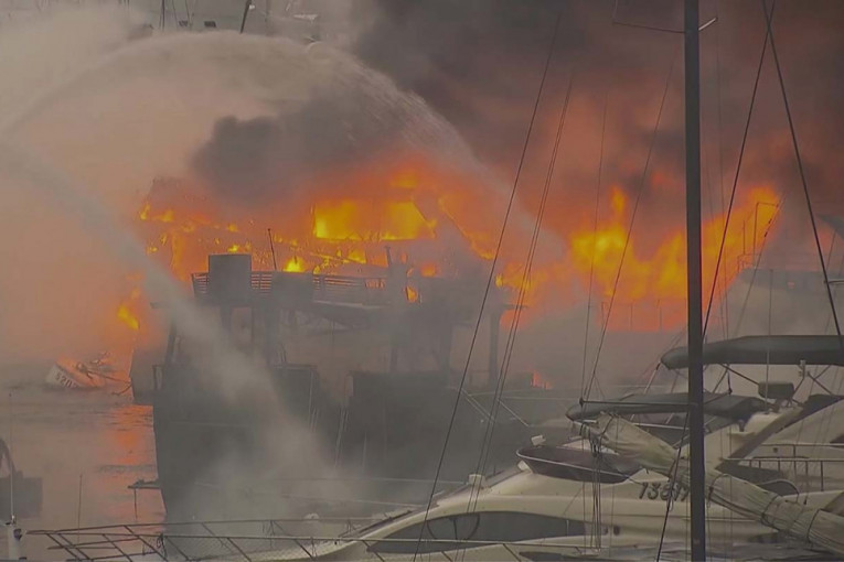 Stravičan požar u luci u Hongkongu: Potonulo 10 brodova (VIDEO)