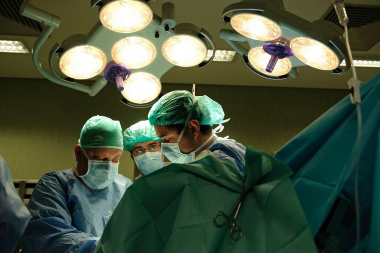 Nesvakidašnja operacija u Prištini: Muškarcu izvađen mobilni telefon iz stomaka (FOTO)