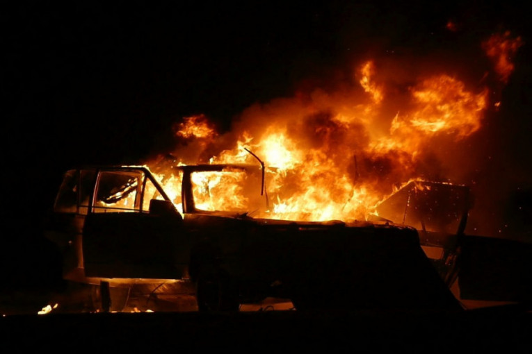 Zapalio svoju kuću, automobil i pomoćni objekat kod Trebinja: Pokušao da pocepa vatrogasna creva