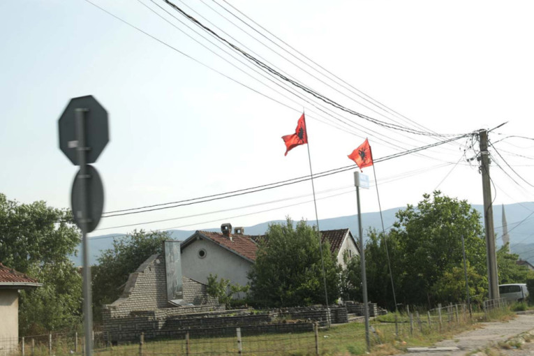 Incident u Lipljanu: Albancima smetaju i koševi na igralištu, umalo da izbije sukob s mladim Srbima