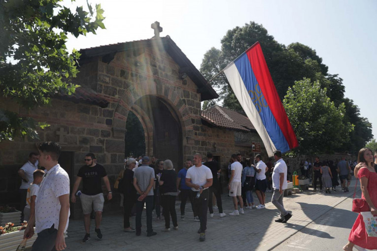 Novi incident na KiM: Polomljena i odneta zastava SPC sa ulaznih vrata manastira Gračanica