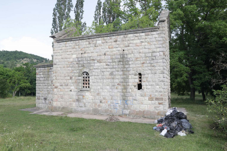 24sedam zašao dubokо na teritoriju okorelih Albanaca i zatekao sramni prizor: Crkva u kojoj se nalazio grob Miloša Obilića sada je javni toalet! (FOTO)
