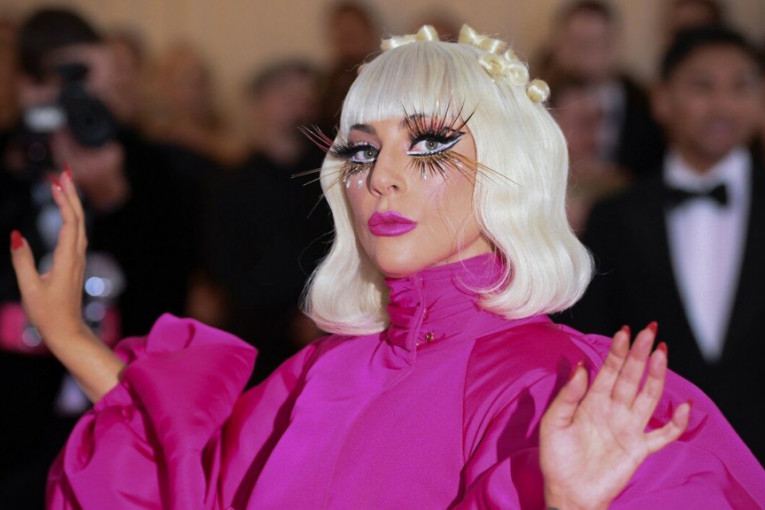 Lejdi Gaga objavila rimejk svog najpopularnijeg albuma: Na njemu i Kajli Minog (FOTO)
