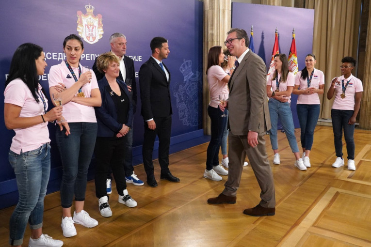 Vučić čestitao zlatnim devojkama: Hvala što ste šampionski trofej donele na Vidovdan