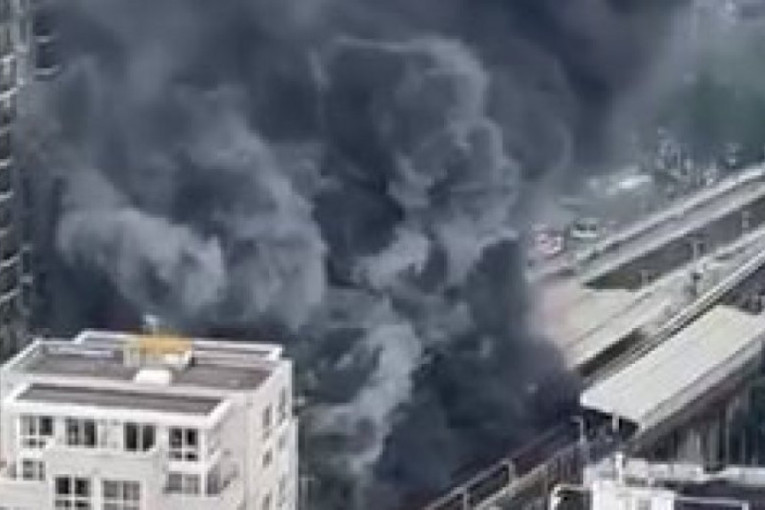 Požar bukti u Londonu: Gust crni dim se nadvija nad stanicom metroa (VIDEO)