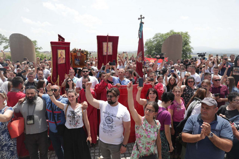 Srbi se okupili na Gazimestanu: Patrijarh Porfirije održao pomen kosovskim junacima na Vidovdan (FOTO)