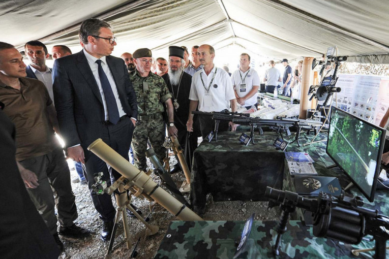 Vučić u Kragujevcu! Predsednik u taktičko-tehničkom zboru: "Sve ovo pripada našem narodu" (FOTO)