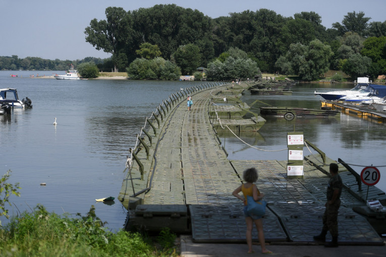 Vojnici postavili pontonski most preko Dunava: Plaža Lido je otvorena (FOTO)