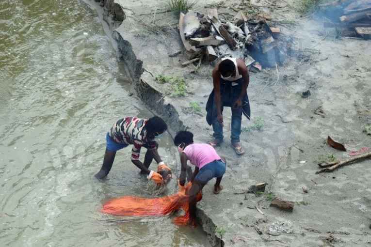 Tela plutaju Gangom: Isplivali leševi preminulih od korone (FOTO+VIDEO)
