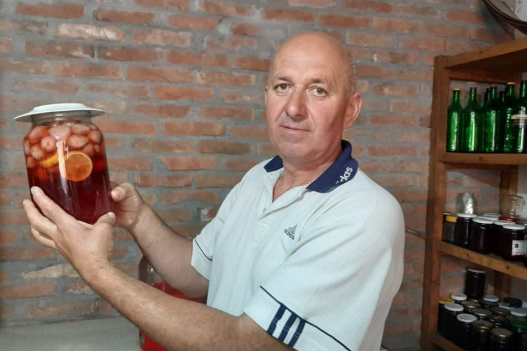 Dragan iz sela kraj Topole ne baca nijednu jagodu: Od onih koje ne proda pravi savršen napitak (FOTO)