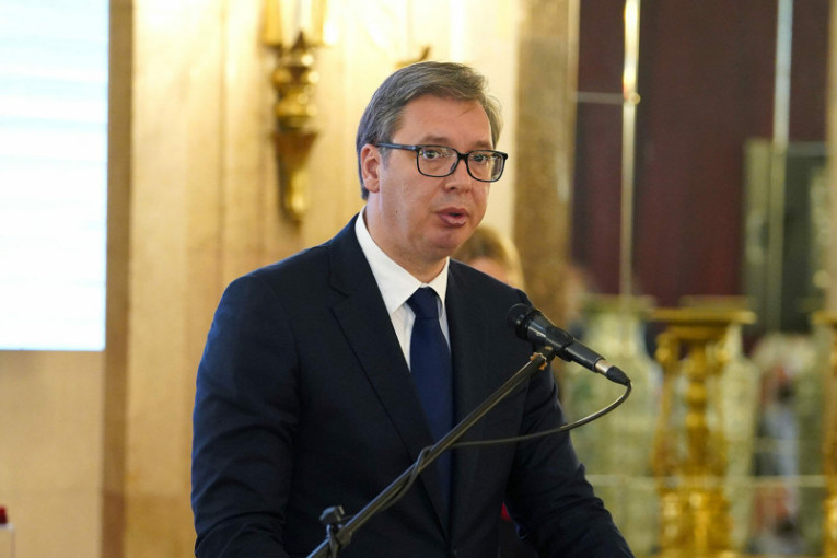 Nagrade najplemenitijima: Predsednik Vučić u ime Srbije primio Zlatnu plaketu! (FOTO)