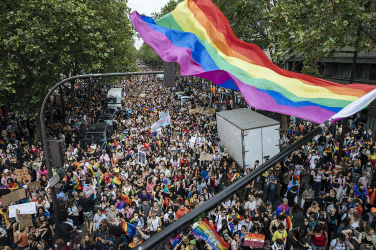 Francuska dozvolila veštačku oplodnju lezbijskim parovima i neudatim ženama